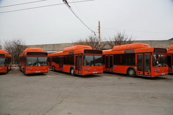 На помощь частным перевозчикам на автобусные маршруты №4 и №12 вышел муниципальный транспорт