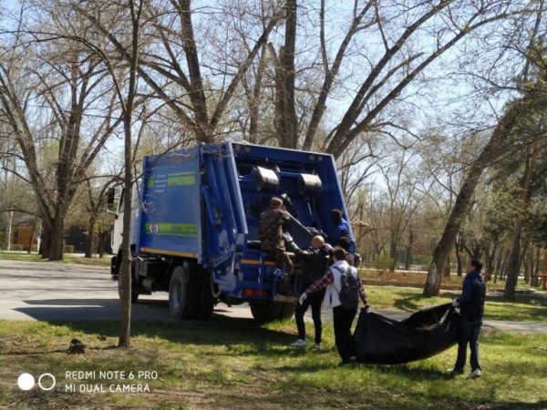 Более 200 кубометров мусора вывез «ЭкоЦентр» с территории парка «Победы» в Волгодонске