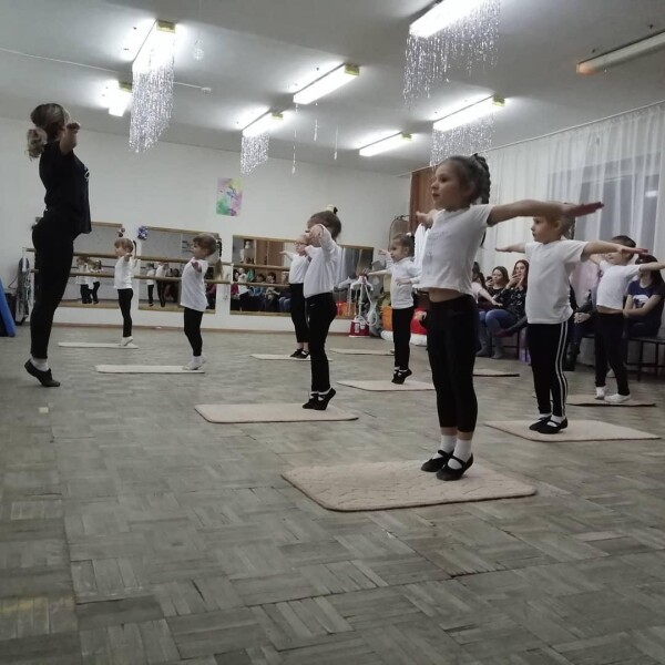 «9 девушек танцуют восточные танцы …» — создано в Шедевруме