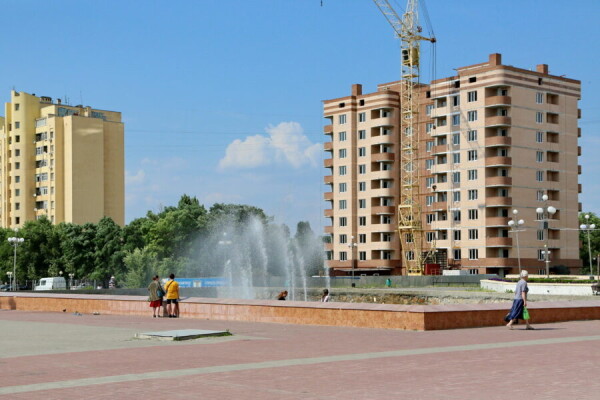 В Волгодонске начали включать фонтаны