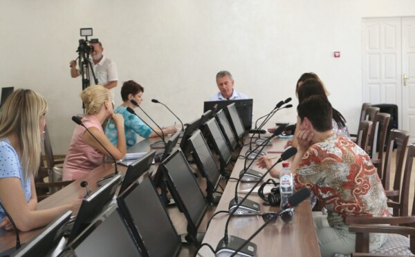 Глава администрации Волгодонска Виктор Мельников дал первую пресс-конференцию после введения ограничительных мер