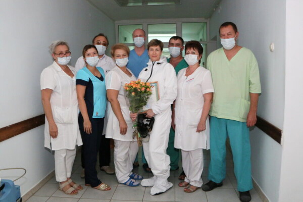 Героев надо знать в лицо: коллеги поздравили медсестру ковидного госпиталя с юбилеем