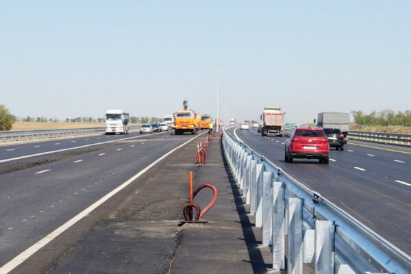 Новую линию электроосвещения монтируют на магистрали М-4 «Дон»