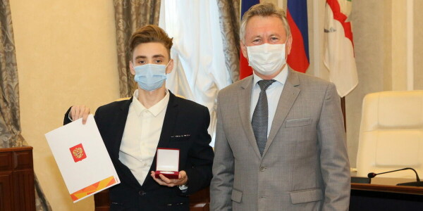 Мы вместе: Виктор Мельников наградил волонтеров за работу в период пандемии коронавируса