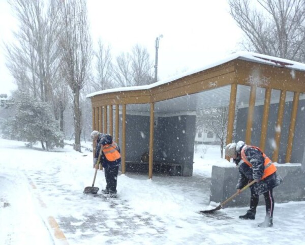 Снегопад в Волгодонске: на уборку городских улиц от снега вышло 27 единиц техники