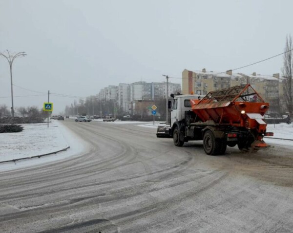Департамент строительства и городского хозяйства: в ночные часы дороги в Волгодонске обработали от наледи
