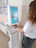 Волгодонские школы получили 20 аппаратов для дезинфекции рук и измерения температуры