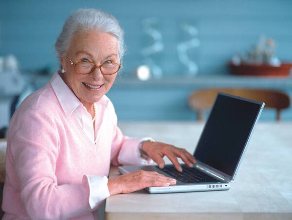 «Онлайн бабушка»: центр социального обслуживания №1 открыл уникальную онлайн-площадку для людей старшего поколения