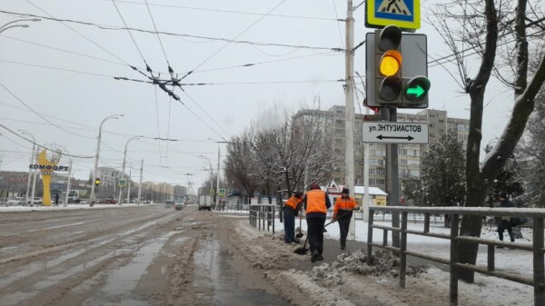 В Волгодонске с раннего утра приступили к уборке снега