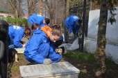 «Южный десант» в действии: студенты ВИТИ НИЯУ МИФИ привели в порядок братскую могилу в Красном Яру