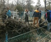 3 апреля коммунальщики и активисты провели субботник на кладбище в старой части города