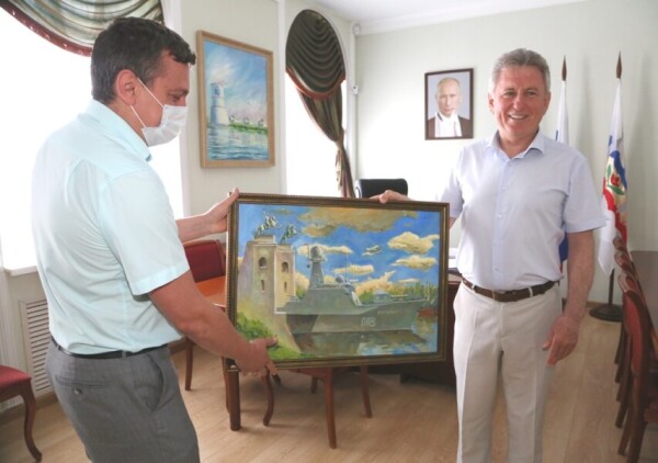 Моряки корабля «Волгодонск» подарили картину с изображением военного судна