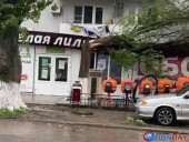 В Волгодонске ураганный ветер валит деревья и сносит крыши домов