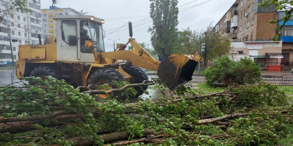 Коммунальщики оперативно ликвидируют последствия непогоды в Волгодонске