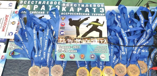 Юные каратисты из Волгодонска успешно выступили на Всероссийских соревнованиях по всестилевому каратэ в Темрюке