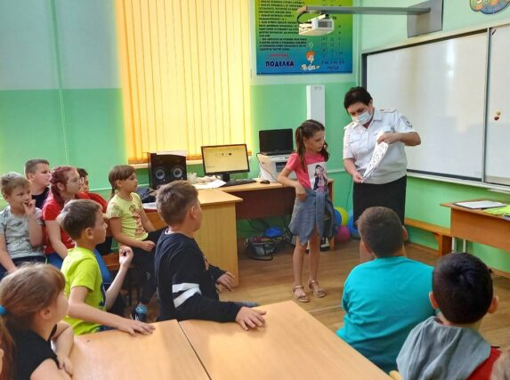 Полицейские Волгодонска рассказали детям о соблюдении правил дорожного движения во время летних каникул