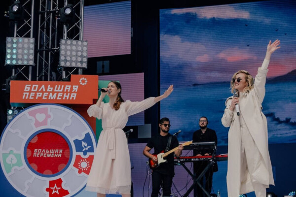 Победительница «Большой перемены» 2020 года из Волгодонска Елена Константинова выступила на фестивальной сцене вместе с Полиной Гагариной