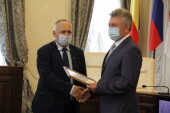 Глава администрации Виктор Мельников наградил Благодарственным письмом Александра Гроо