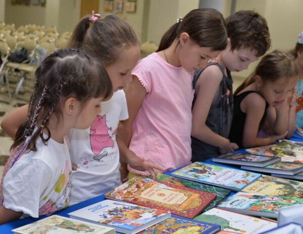 В Волгодонск приехала передвижная выставка редких книг