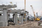 В Волгодонске для строительства моста ведутся работы по созданию платформ под буровую установку