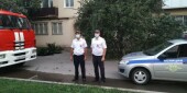 В Волгодонске сотрудники ГИБДД спасли жителей из горящей квартиры
