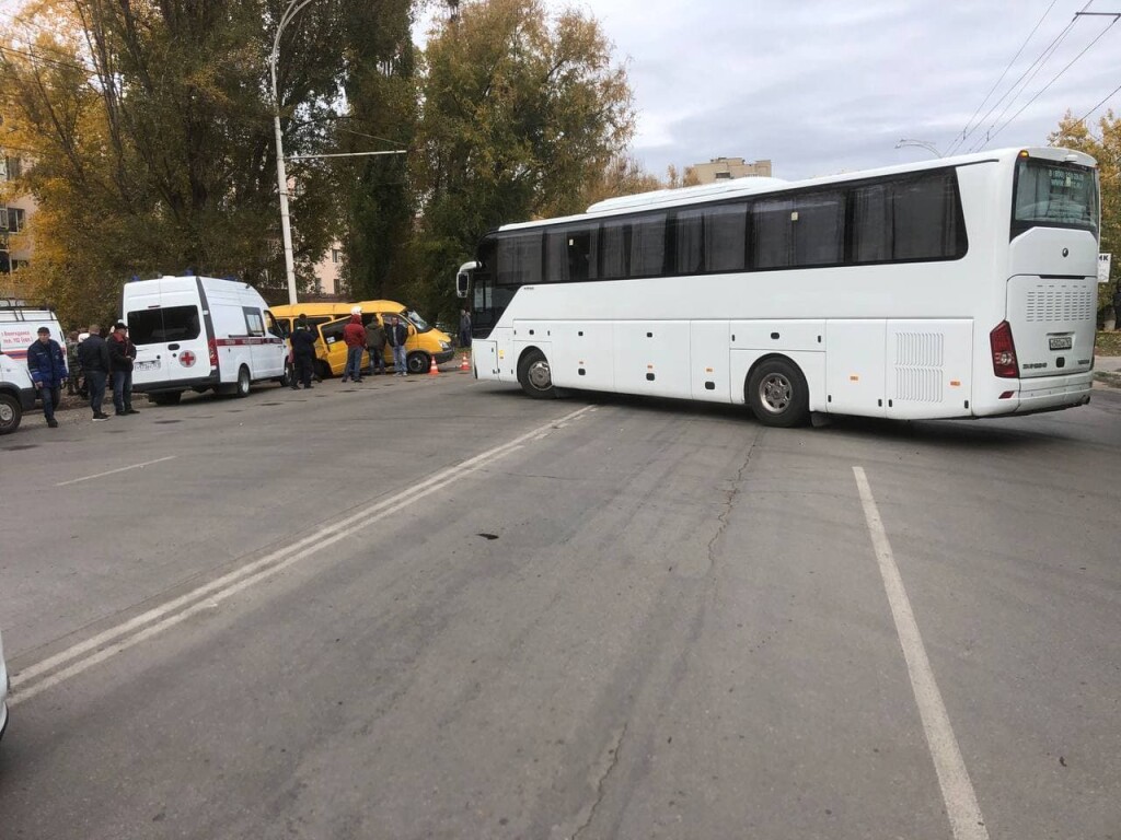 Есть пострадавшие: в Волгодонске междугородний автобус протаранил маршрутку  | 25.10.2021 | Волгодонск - БезФормата