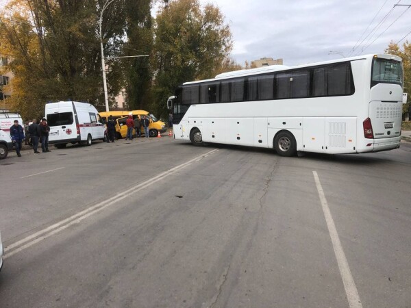 Есть пострадавшие: в Волгодонске междугородний автобус протаранил маршрутку