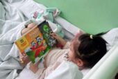 Маленьким пациентам городских больниц вручили подарки из «Коробок храбрости»
