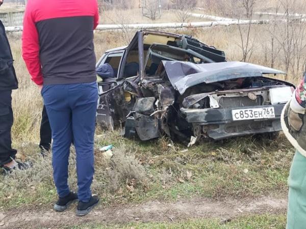 В Волгодонске ВАЗ съехал с дороги и врезался в опору ЛЭП: пострадали трое