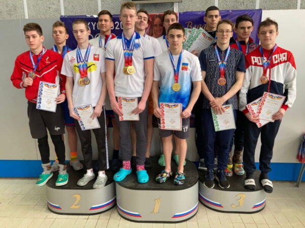 Пловцы из Волгодонска привезли с областных соревнований 47 медалей и рекорд