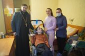 На пожертвования верующих Волгодонской епархии приобретена инвалидная коляска для мальчика тяжелой формой ДЦП