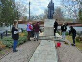 Волонтеры культуры ДК «Октябрь» провели субботник на братской могили в Красном Яру и на могиле Героя Советского Союза