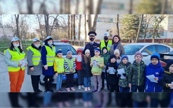 Сотрудники Госавтоинспекции Волгодонска провели профилактические акции «Дорога и дети» и «Пристегни самое дорогое»