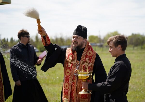 В день Радоницы глава Волгодонской епархии освятил крест на месте будущего храма на городском кладбище №3
