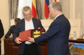 Две семьи из Волгодонска награждены почетным знаком «Во благо семьи и общества»