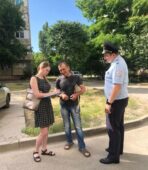 Сотрудники госавтоинспекции Волгодонска совместно с представителем городской администрации провели рейд по выявлению несанкционированной парковки автомобилей