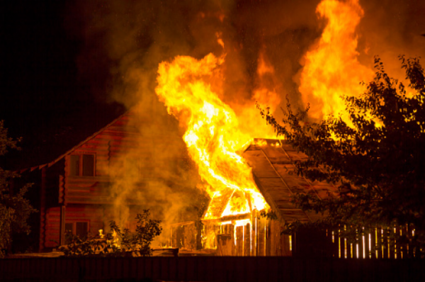 В Волгодонске вечером случился пожар в многоквартирном доме