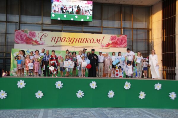 Праздничные мероприятия в Волгодонске, посвященные Дню семьи, любви и верности, завершил большой концерт «Семьей сильна Россия»