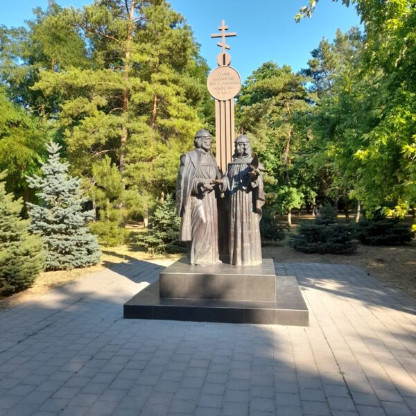 В Волгодонске восстановили памятник святым Петру и Февронии