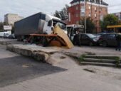 В Ростове фура снесла остановку общественного транспорта