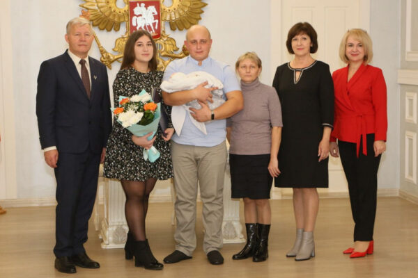 В Волгодонске торжественно зарегистрировали 1000 ребенка в 2022 году
