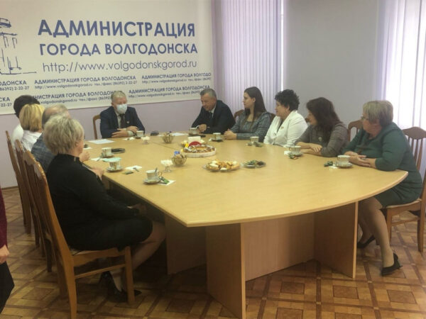 Глава администрации Сергей Макаров поздравил волгодонских педагогов с Днем профессионального образования