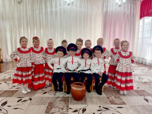 Воспитанники 38 образовательных учреждений Волгодонска приняли участие в фестивале казачьей песни