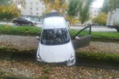 Nissan Almera угодил в канаву после ДТП в Волгодонске