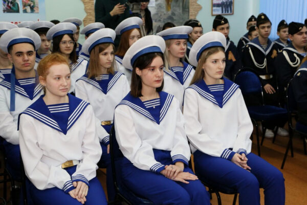 Моряки малого артиллерийского корабля «Волгодонск» рассказали учащимся школы №8 и лицея «Политэк» о военно-морской службе