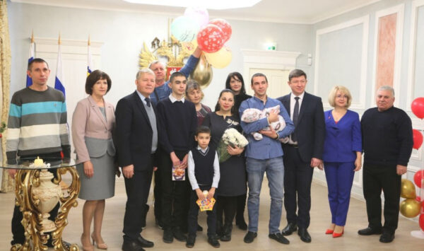 Первенцу 2023 года Анастасии Бабаковой в ЗАГСе вручили свидетельство о рождении