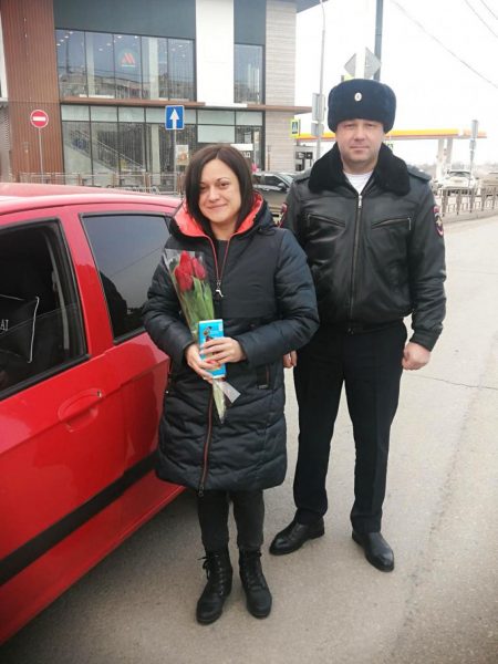 Сотрудники госавтоинспекции Волгодонска поздравили женщин-водителей с наступающим праздником