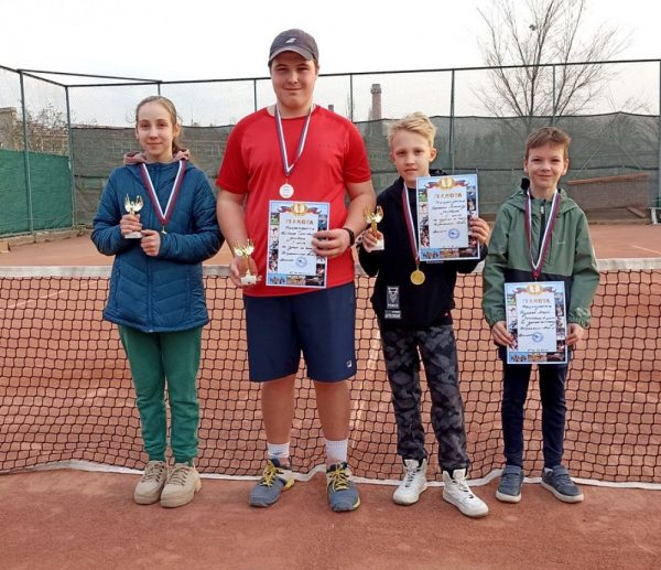 Воспитанники отделения тенниса волгодонской спортшколы №5 успешно открыли сезон соревнований на открытых кортах