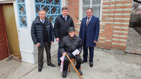 Руководители городской администрации и Думы поздравили с днем рождения участника двух войн Василия Дычко