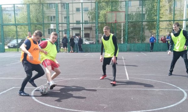 Молодежь за здоровый образ жизни: 9 команд учебных заведений Волгодонска боролись за победу в соревнованиях по мини-футболу